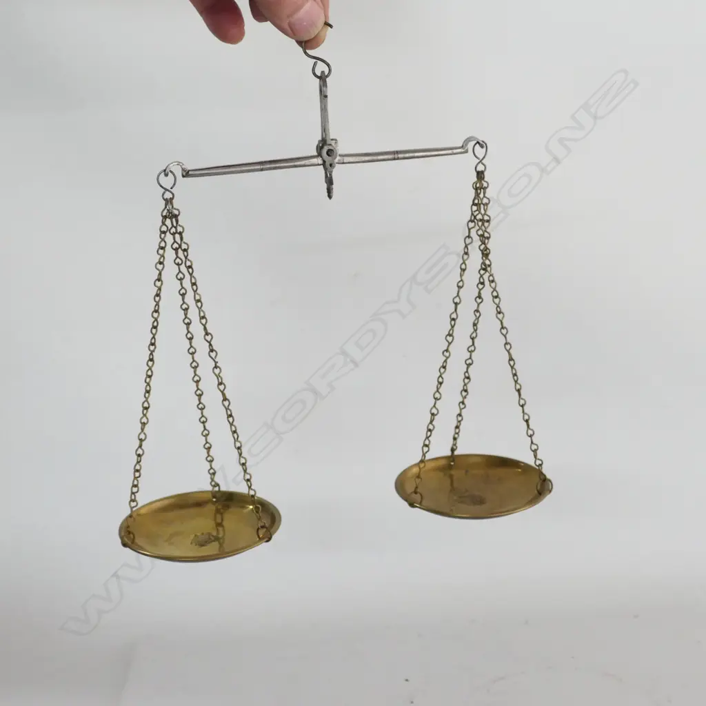2 BEAM BALANCES IN OAK BOXES: J.LONG, LONDON BRASS w COPPER PANS AND W & T AVERY, B'HAM, STEEL w BRASS PANS w WEIGHTS Image 1++